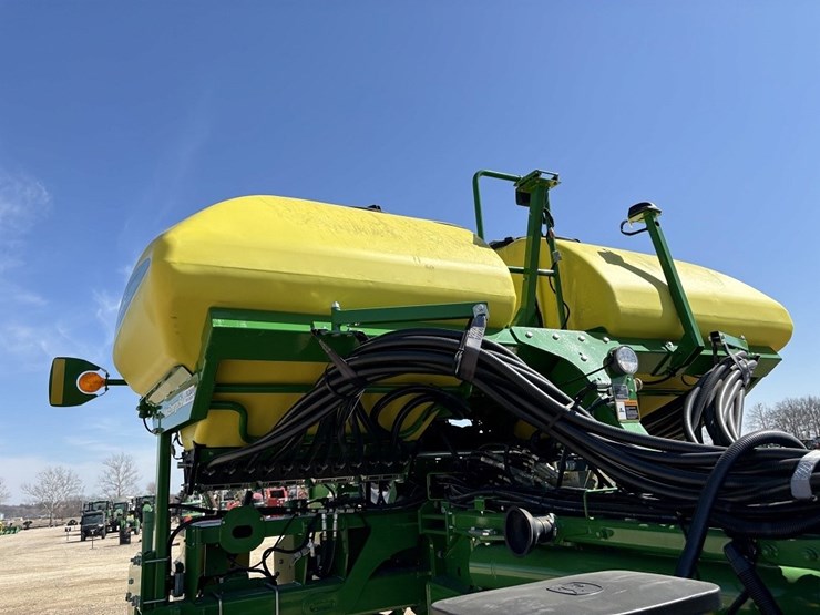 2017-john-deere-1775nt-image-34