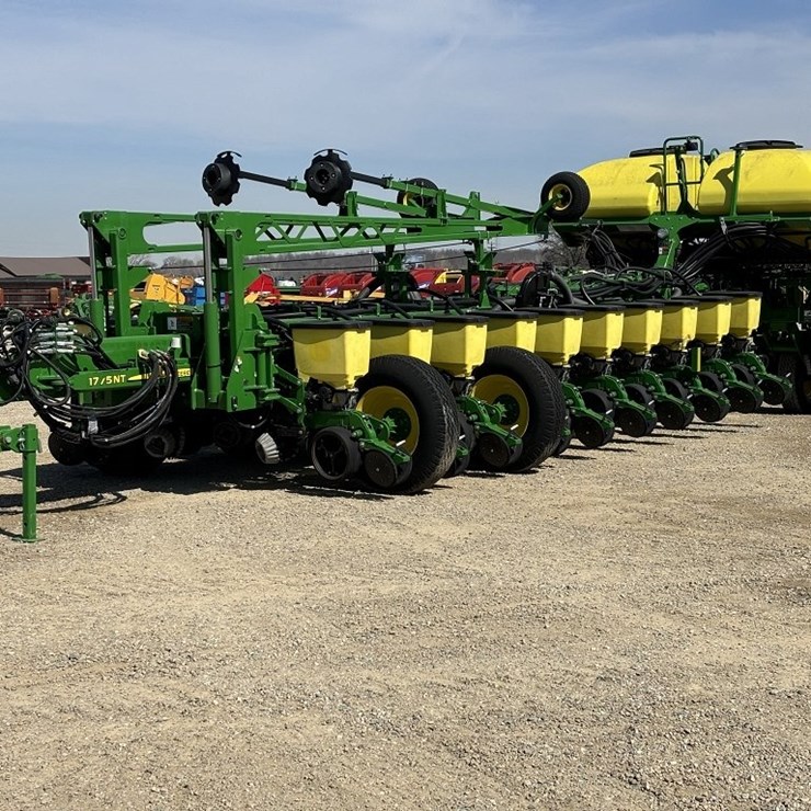 2017 JOHN DEERE 1775NT