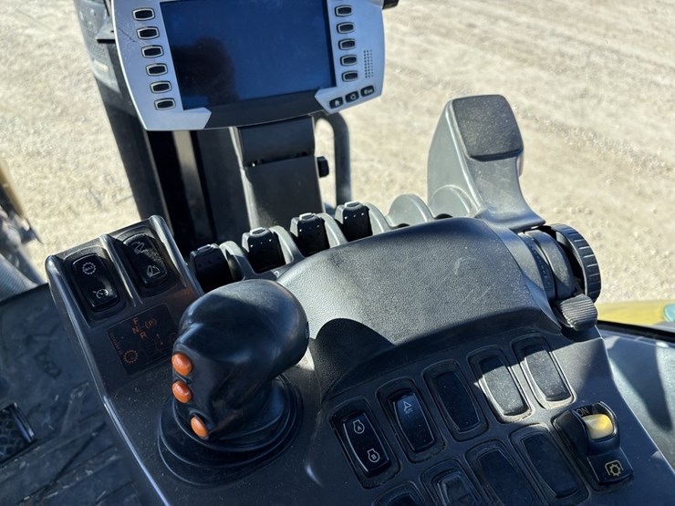 challenger-765e-track-tractor-image-43