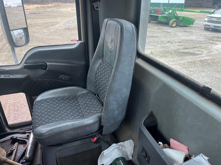 2014-mack-cxu613-semi-image-25