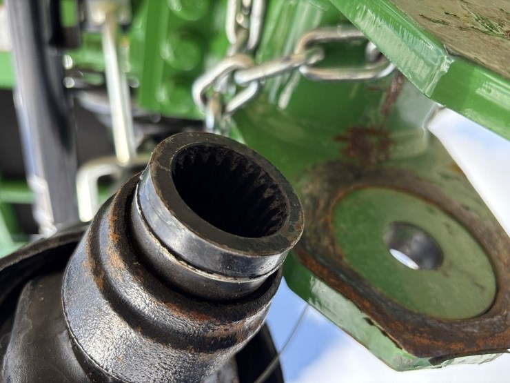 2024-john-deere-561m-image-11