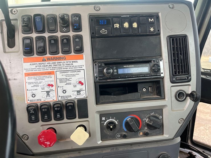 2014-mack-cxu613-semi-image-21