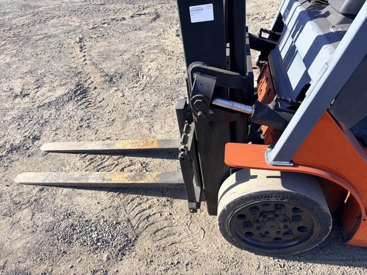 2005-toyota-2fgcu20-forklift-truck-image-5