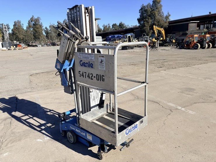 genie-awp-255-vertical-mast-lift-image-2