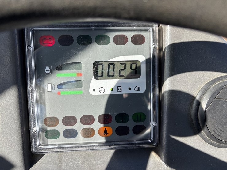 2003-deere-324h-image-49