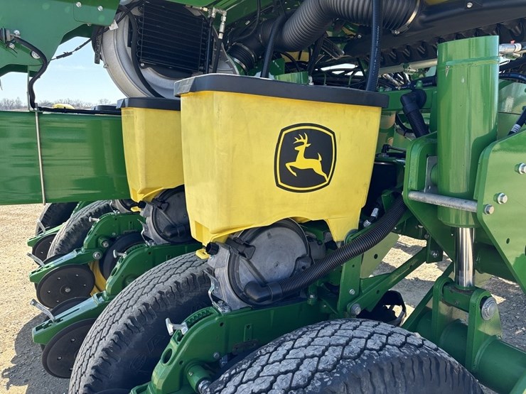 2017-john-deere-1775nt-image-38