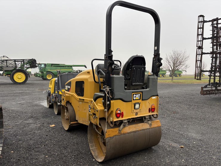 2017-caterpillar-cb24b-image-3