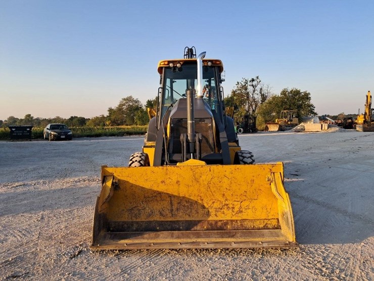 2022-deere-410l-image-6