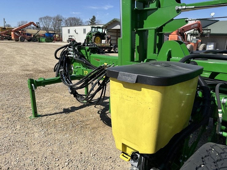 2017-john-deere-1775nt-image-63
