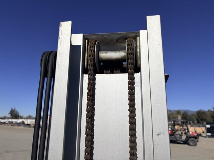 2005-jlg-axxessor-200vl-vertical-mast-lift-image-8