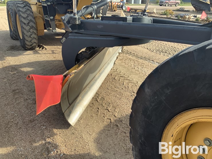 2011-deere-770g-image-19