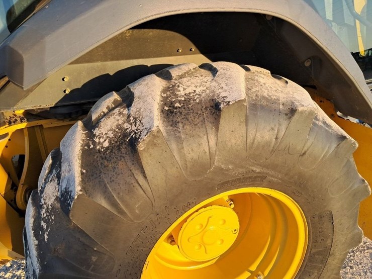 2022-deere-410l-image-14