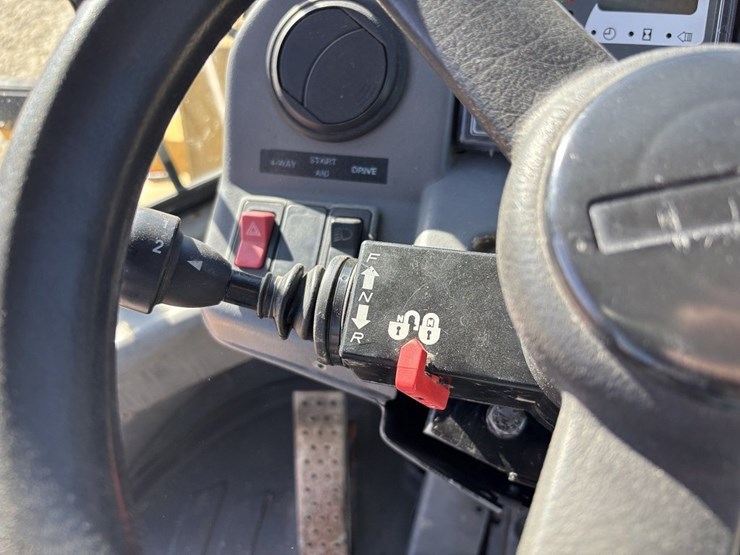 2003-deere-324h-image-39