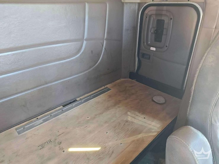 2014-peterbilt-388-image-36