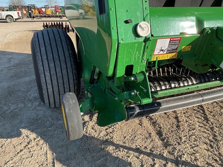 john-deere-560m-image-12