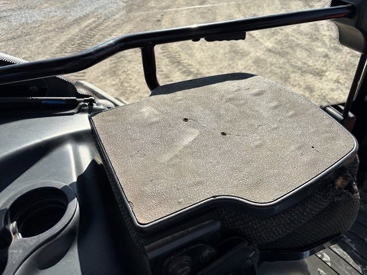 2015-versitle-310-mfwd-tractor-image-43