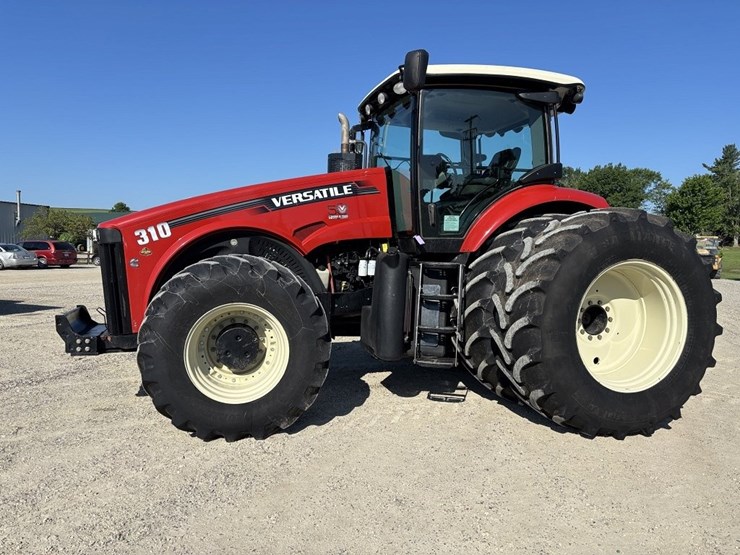 2015-versitle-310-mfwd-tractor-image-2