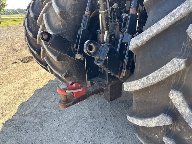 2015-versitle-310-mfwd-tractor-image-19