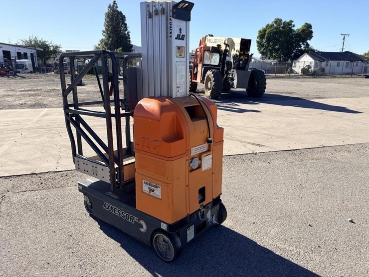 2005-jlg-axxessor-200vl-vertical-mast-lift-image-4
