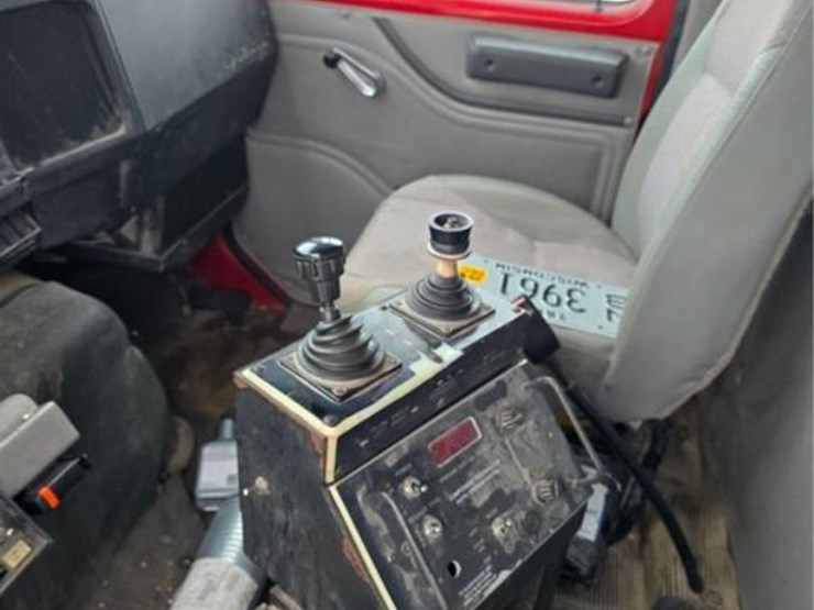 international-4900-image-19