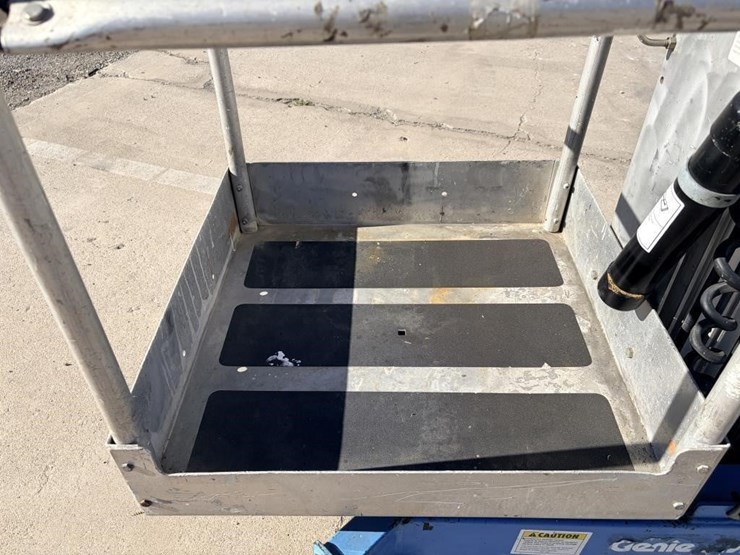 genie-awp-255-vertical-mast-lift-image-8