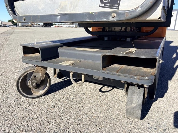 2005-jlg-axxessor-200vl-vertical-mast-lift-image-7