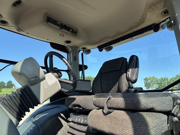 2015-versitle-310-mfwd-tractor-image-35