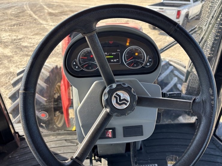 2015-versitle-310-mfwd-tractor-image-36