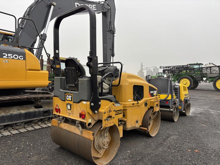 2017-caterpillar-cb24b-image-5