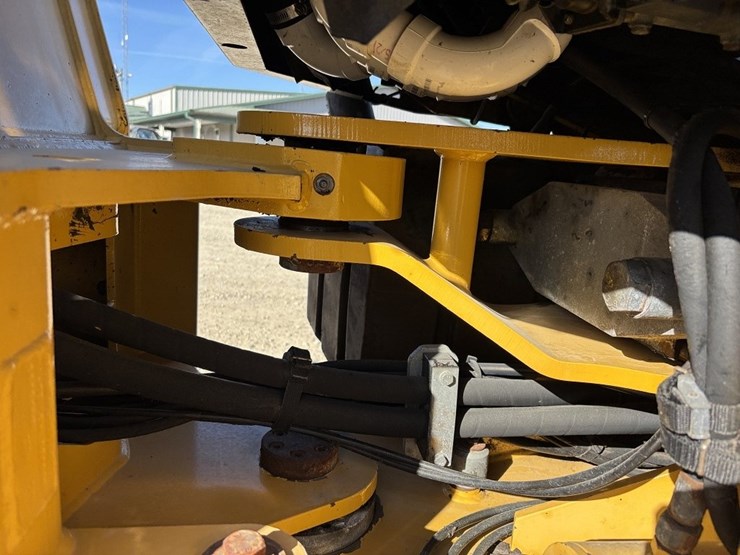 2003-deere-324h-image-36