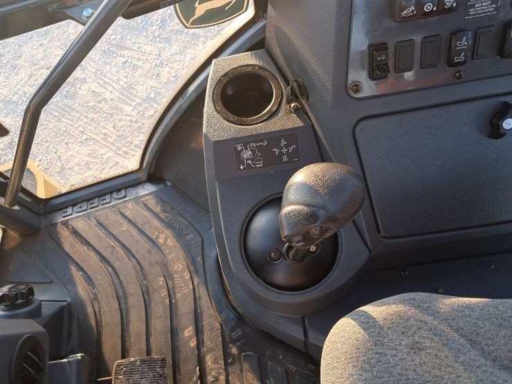 2022-deere-410l-image-30