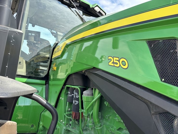 john-deere-8r-250-image-12