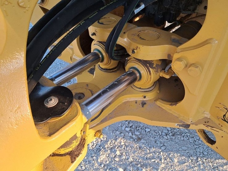 2022-deere-410l-image-44