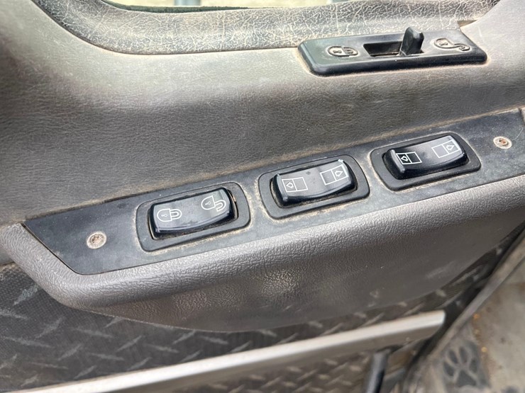 2014-mack-cxu613-semi-image-29