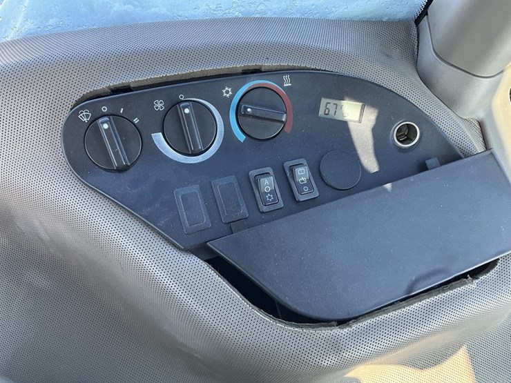 case-ih-mx270-image-35