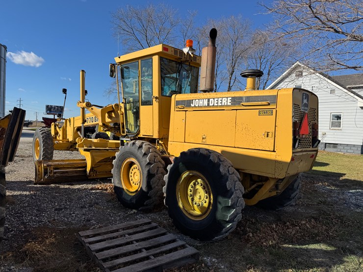 deere-770bh-image-10