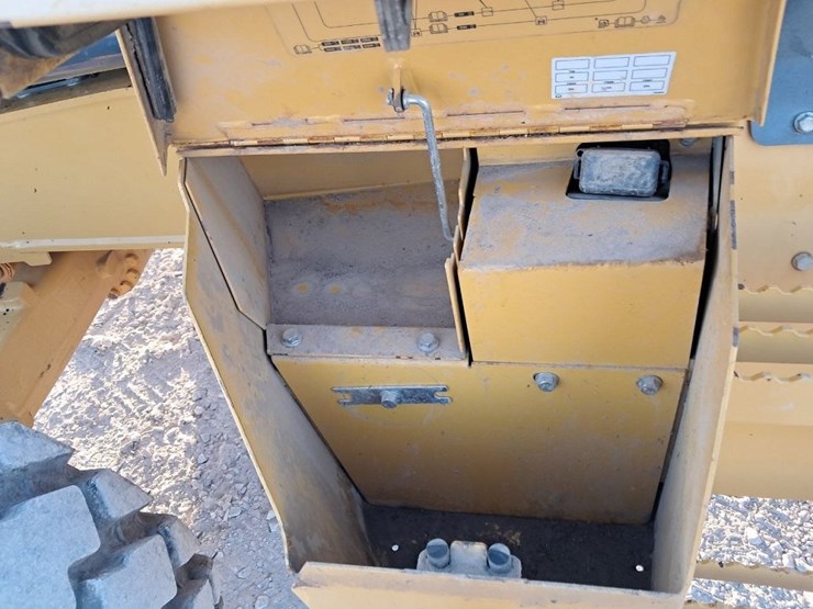 2022-deere-410l-image-28