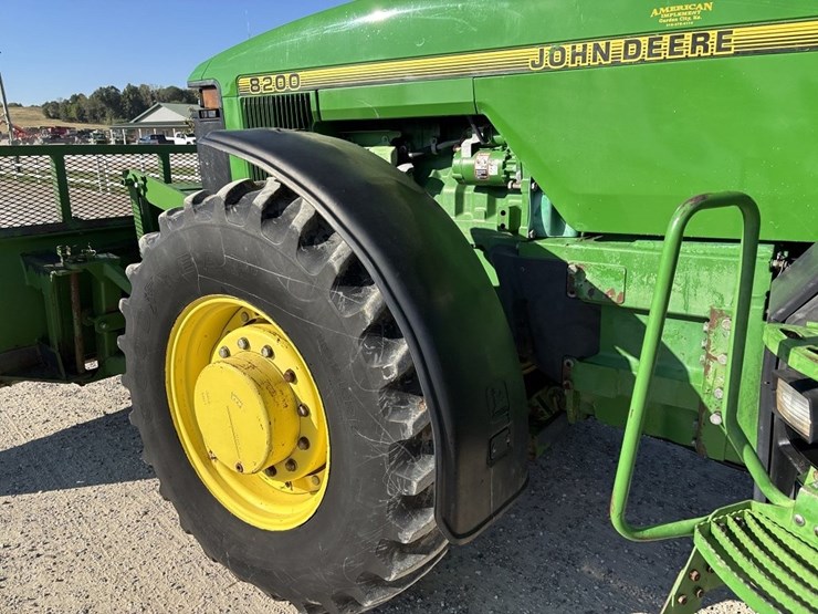 john-deere-8200-image-32