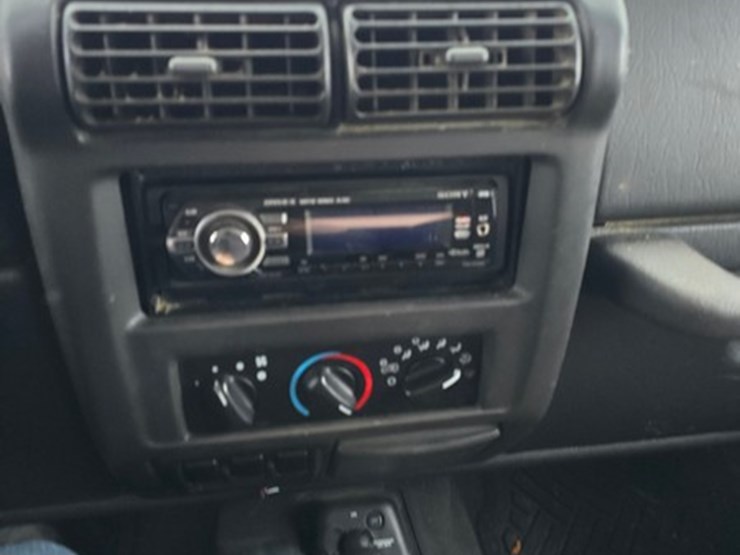 jeep-wrangler-sport-image-19