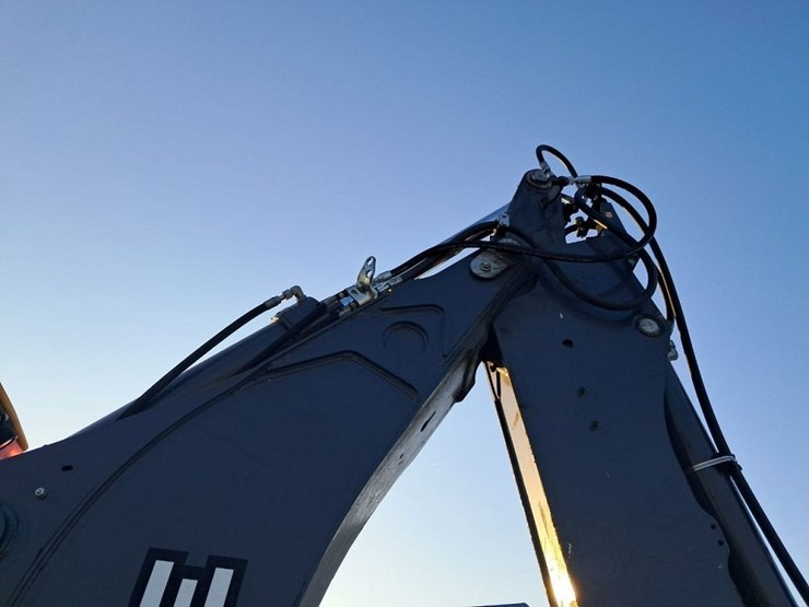 2022-deere-410l-image-39