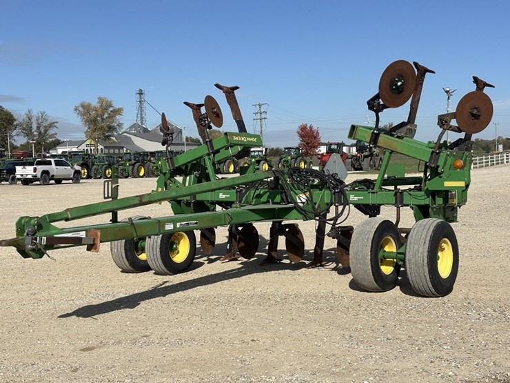 john-deere-2100-image-1