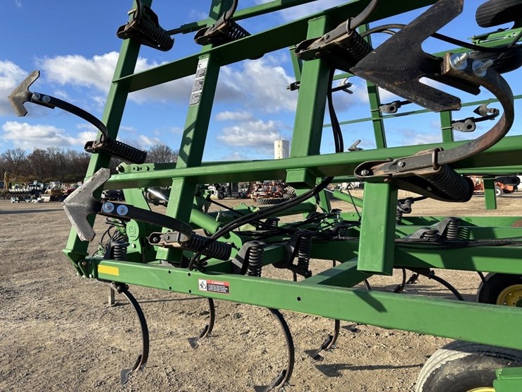 2011-john-deere-2210l-image-31