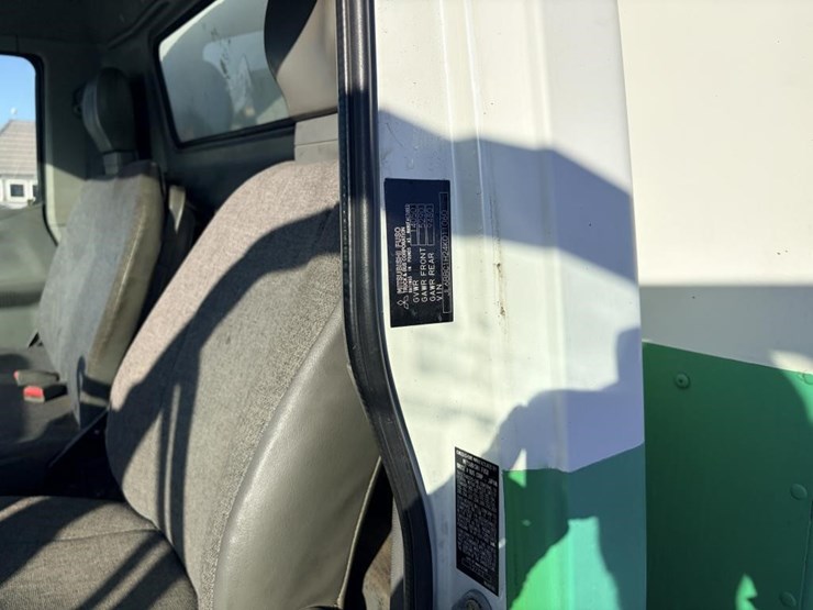 2004-mitsubishi-fuso-box-truck-image-15