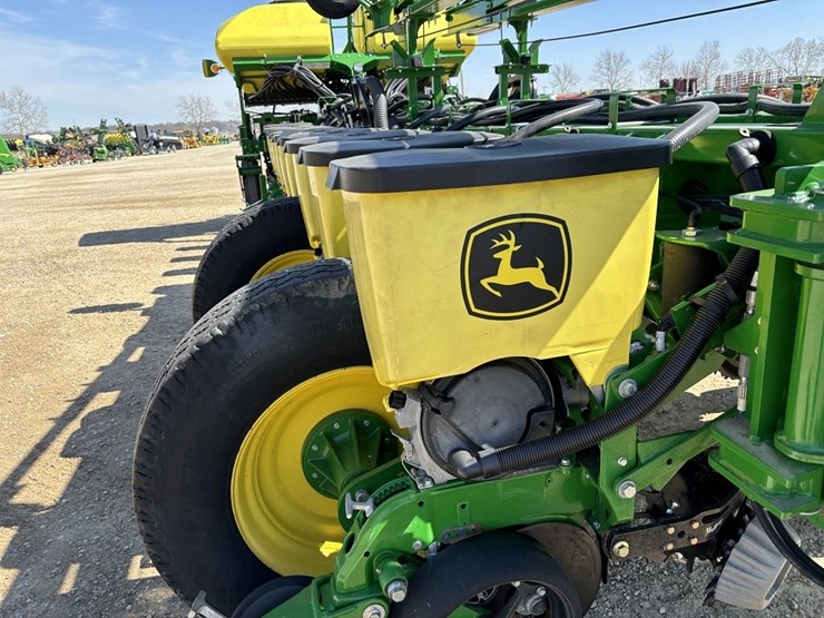2017-john-deere-1775nt-image-11