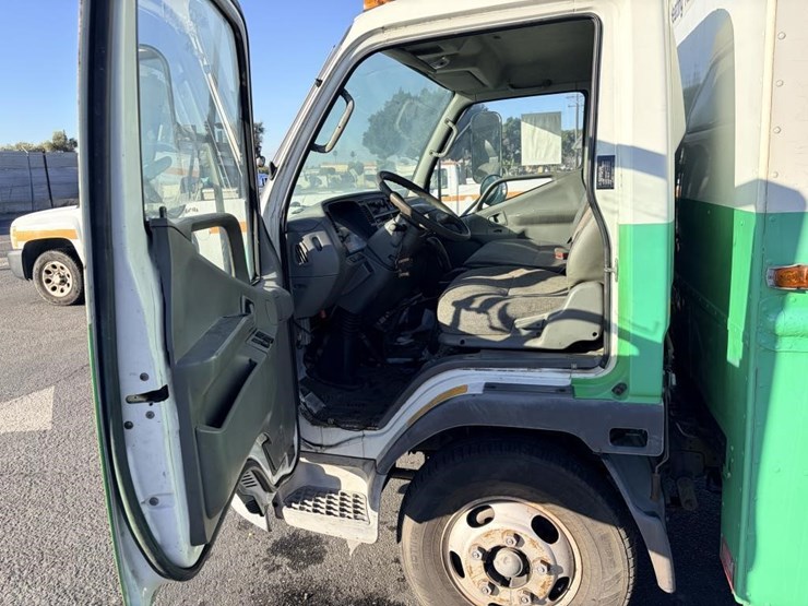 2004-mitsubishi-fuso-box-truck-image-11