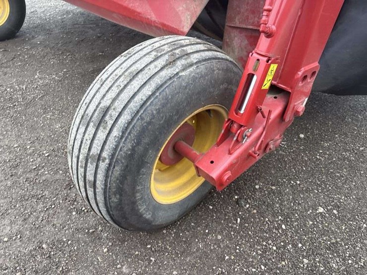 2021-new-holland-210-image-9