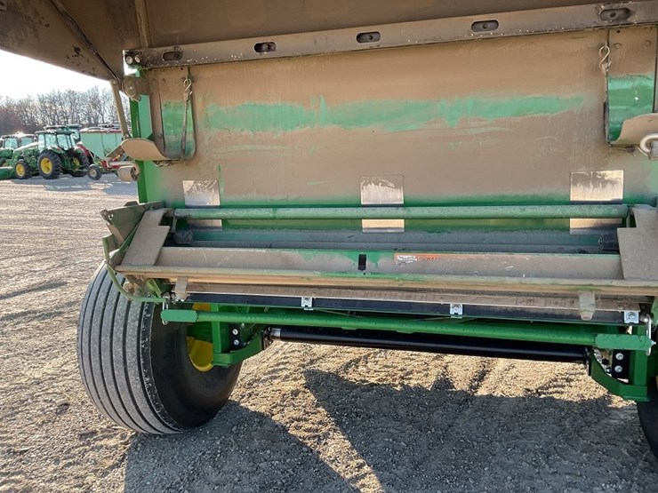 john-deere-560m-image-27