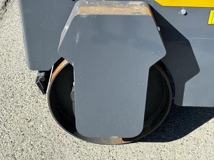 sdlool-sl1000-vibratory-ride-on-road-roller-image-7