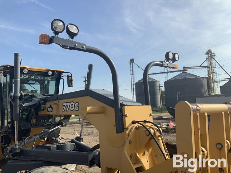 2011-deere-770g-image-12