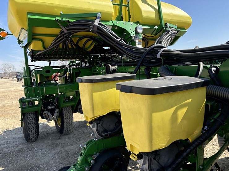 2017-john-deere-1775nt-image-33